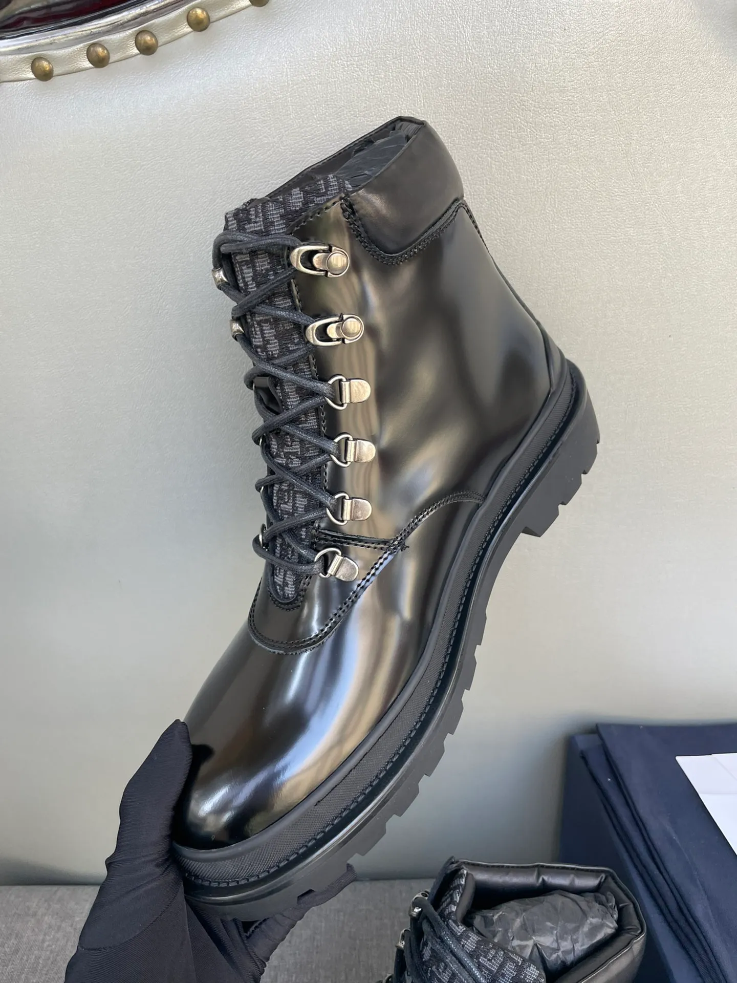 [DIOR] Top P: 1000💰 Number of yards: 39~44 (38.45 custom-made, non-refundable) Dior Dior~ Winter series, original 1:1 development Casual men's leather shoes Heavy investment, shoes and boots are made of imported cowhide + imported Dior special fabric Not easy to deform black cowhide lining Dior large hardware inlay Original TPU vacuum outsole, black cowhide Black open edge beads Military green suede Black suede Khaki suede leather is crafted by a large factory, and the perfect product is only prepared for you who know your taste! Any comparisons are welcome.